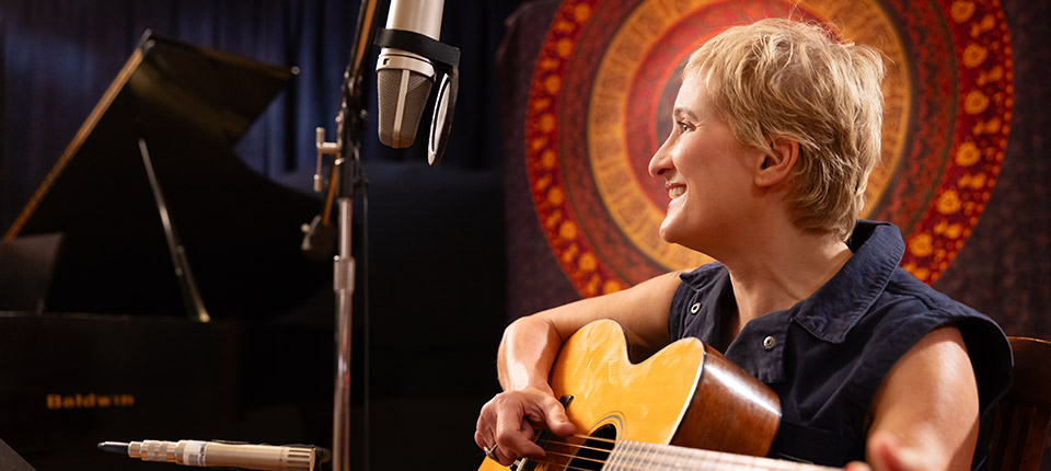 Singer-songwriter Jill Sobule triumphed over tremors